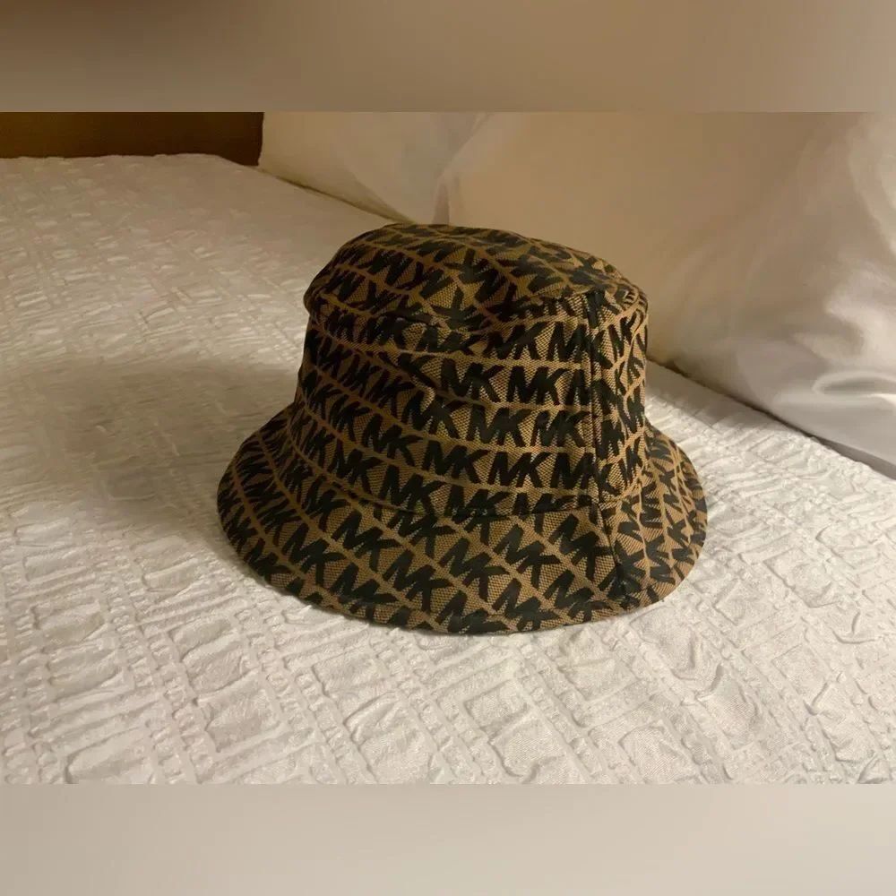 Michael kors bucket hat signature canvas NWOT